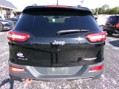 Used 2017 Jeep Cherokee Trailhawk image 4