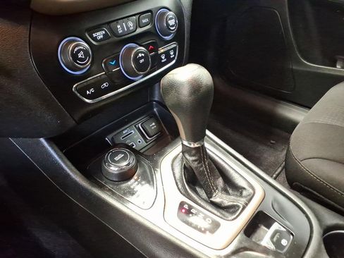 Used 2016 Jeep Cherokee Latitude AWD/4WD image 16