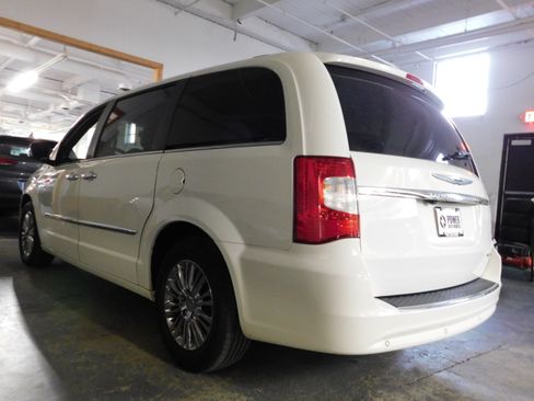 Used 2011 Chrysler Town & Country Limited image 2