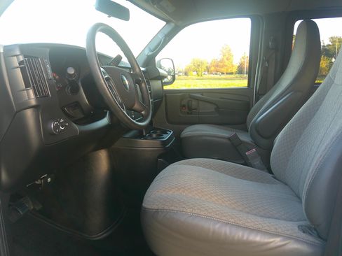 Used 2017 Chevrolet Express 3500 LT Extended Passenger RWD image 7