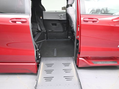 Used 2026 Toyota Sienna LE image 32