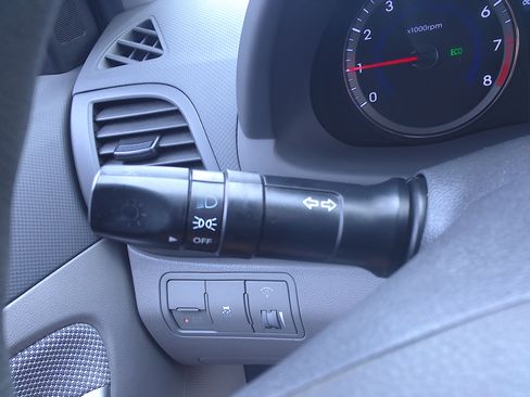 Used 2012 Hyundai Accent GLS image 24