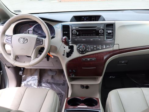 Used 2013 Toyota Sienna XLE Minivan FWD image 17