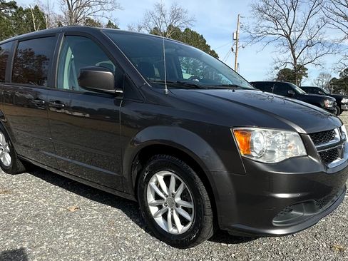 Used 2016 Dodge Grand Caravan SXT image 4
