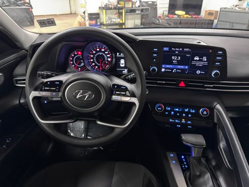 Used 2023 Hyundai Elantra SEL image 17