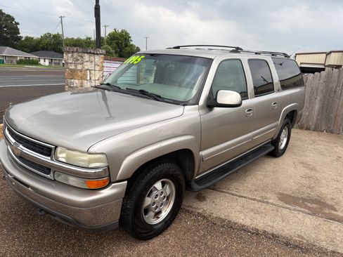 Used 2001 Chevrolet Suburban 2WD LT image 1