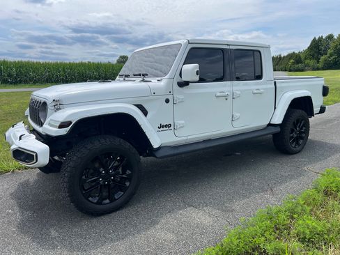 Used 2021 Jeep Gladiator High Altitude AWD/4WD image 3