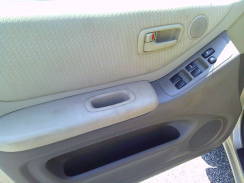 Used 2005 Toyota Highlander 2WD V6 w/ 3rd Row image 10