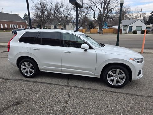 Used 2021 Volvo XC90 T6 Momentum image 2