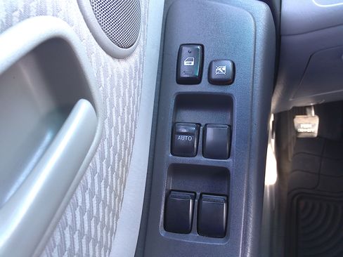 Used 2004 Toyota Highlander image 20