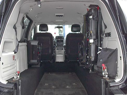 Used 2016 Dodge Grand Caravan SE image 19