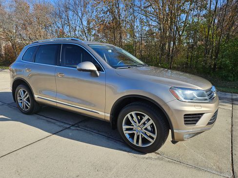 Used 2015 Volkswagen Touareg VR6 image 4