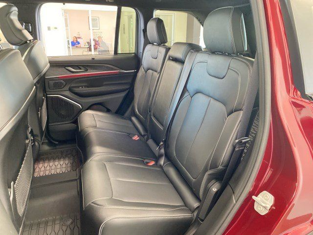 Used 2025 Jeep Grand Cherokee Overland AWD/4WD image 10