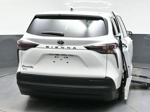 Used 2026 Toyota Sienna LE image 10