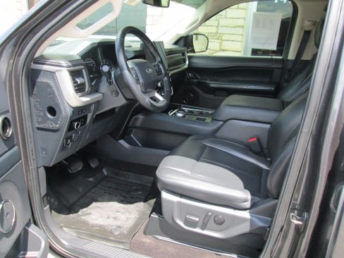 Used 2023 Ford Expedition XLT RWD image 4