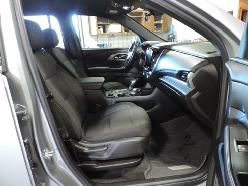 Used 2023 Chevrolet Traverse LT image 16