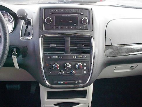 Used 2016 Dodge Grand Caravan SE image 13