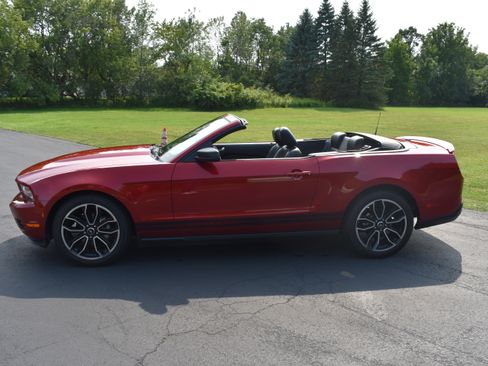 Used 2010 Ford Mustang Convertible RWD image 14