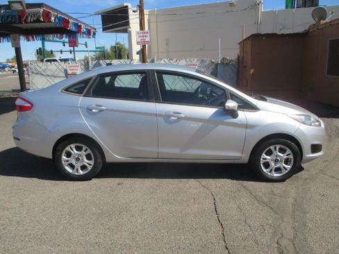 Used 2015 Ford Fiesta SE image 2