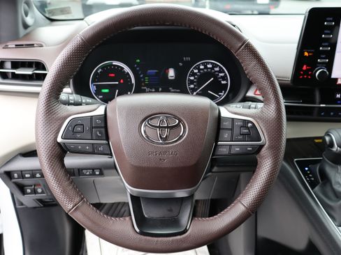 Used 2024 Toyota Sienna Platinum image 25