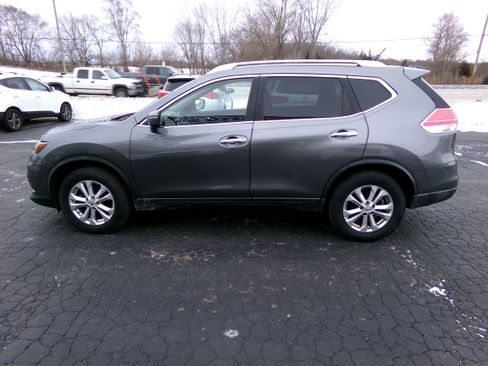 Used 2015 Nissan Rogue SV image 2
