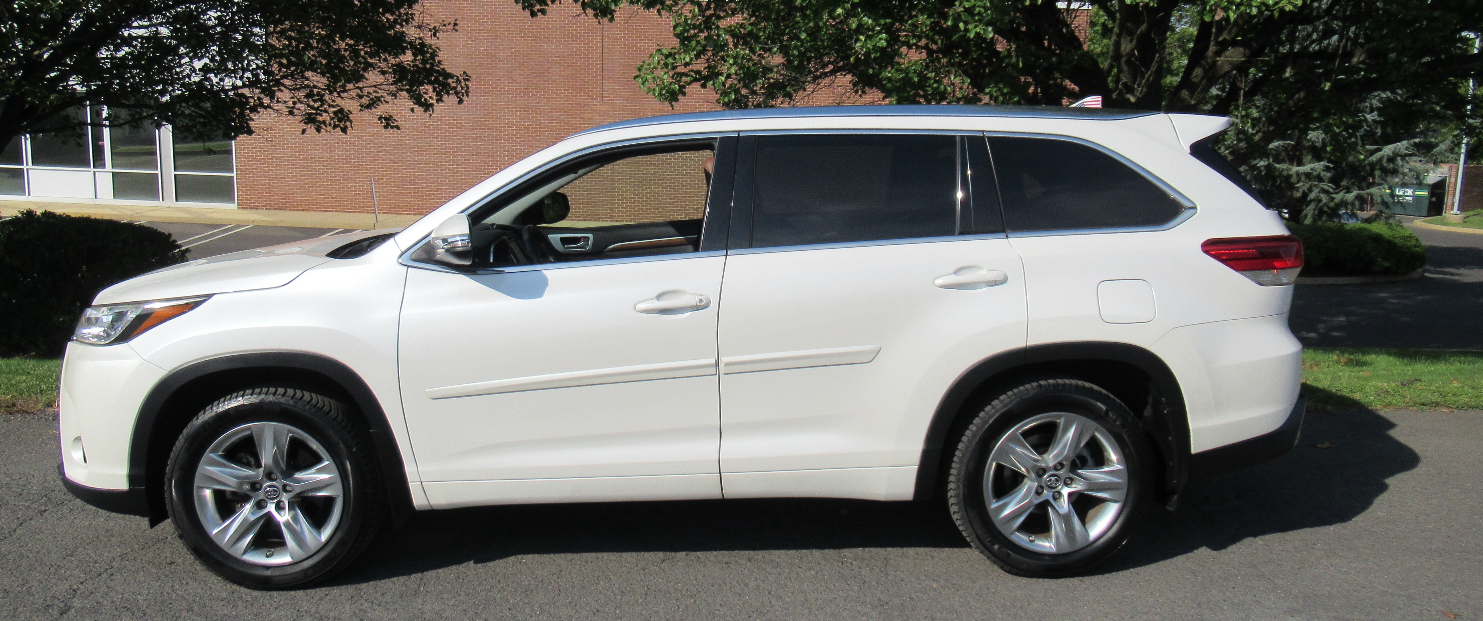 Used 2017 Toyota Highlander AWD V6 image 4