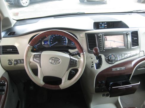 Used 2011 Toyota Sienna XLE Limited image 8