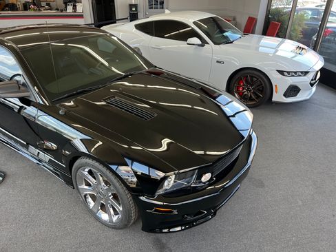 Used 2006 Ford Mustang GT Deluxe RWD image 2