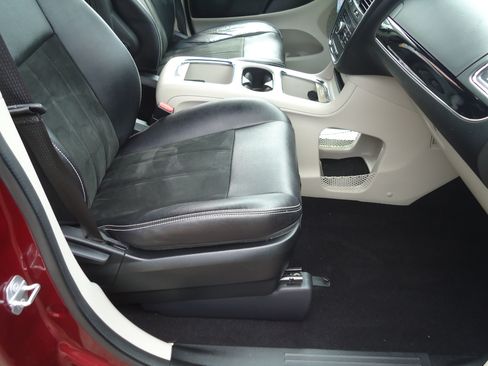 Used 2019 Dodge Grand Caravan SXT FWD image 9