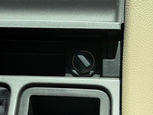 Used 2017 Ford Taurus SE image 15