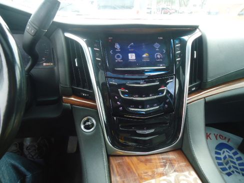 Used 2015 Cadillac Escalade Luxury image 17