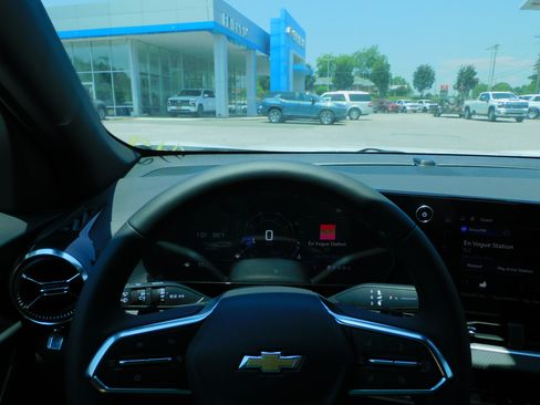New 2026 Chevrolet Equinox LT image 2