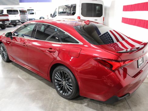 Used 2019 Toyota Avalon Hybrid FWD image 3