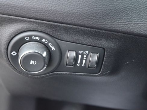 Used 2018 Jeep Compass Limited image 21