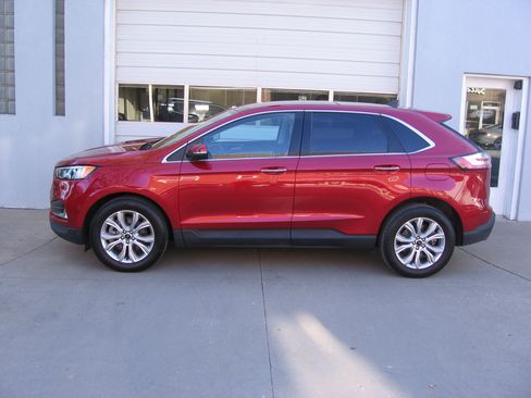 Used 2023 Ford Edge Titanium image 3