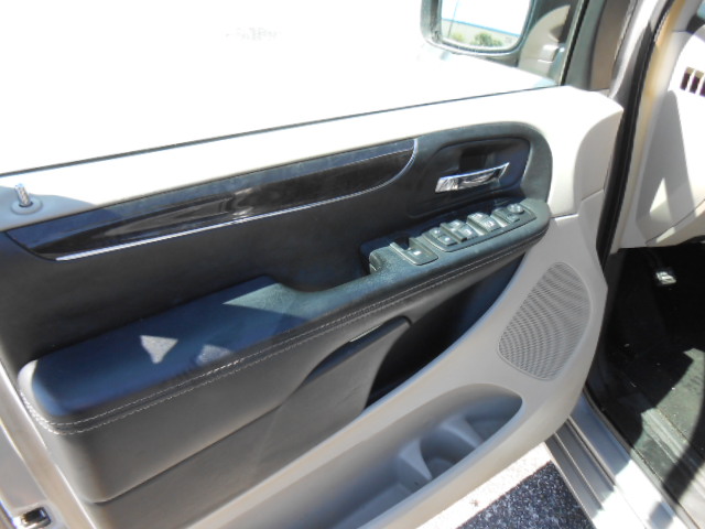 Used 2014 Chrysler Town & Country Touring-L FWD image 10