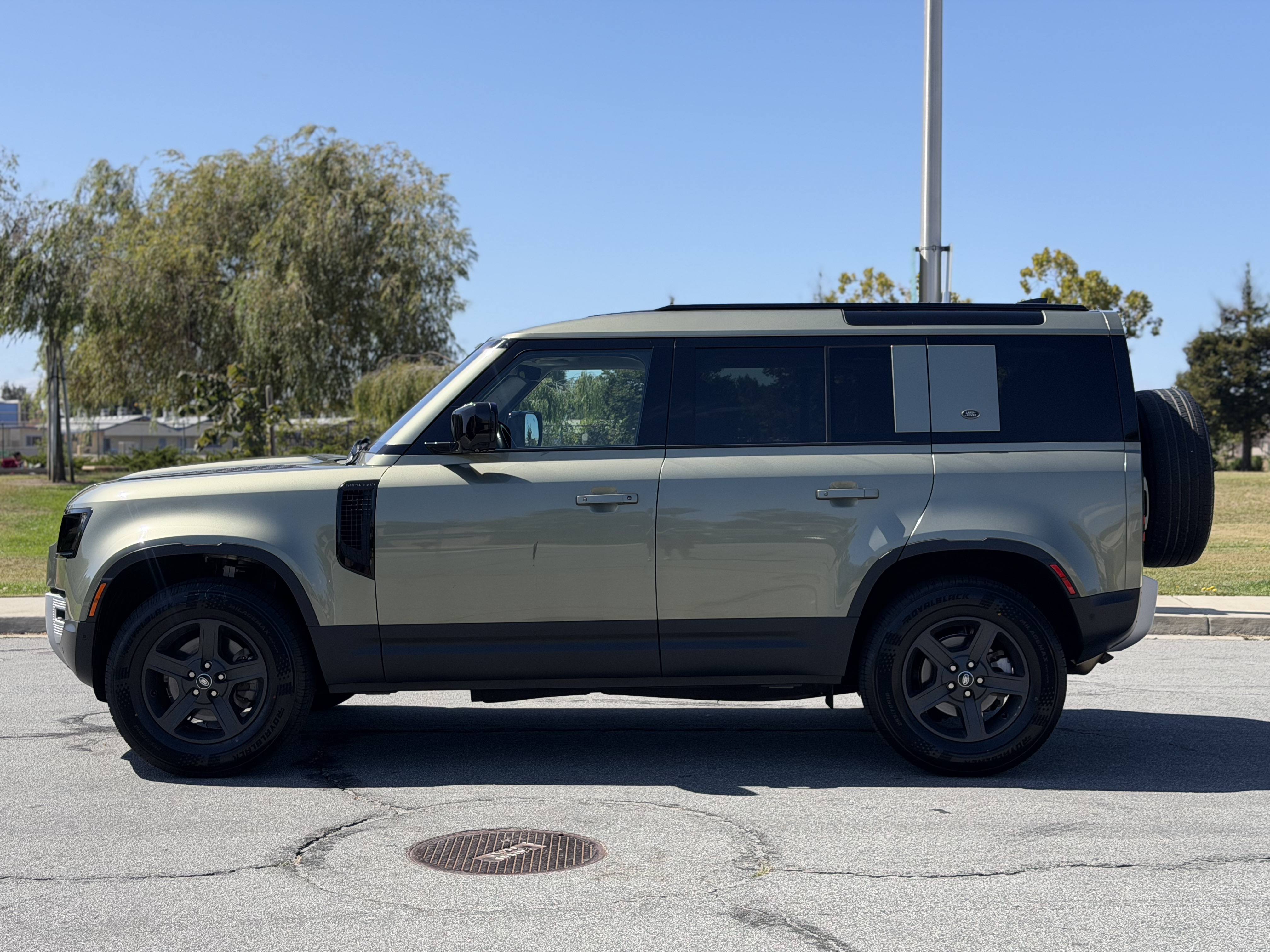Used 2020 Land Rover Defender 110 AWD/4WD image 2