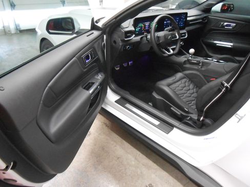 Used 2025 Ford Mustang Shelby GT350 RWD image 10