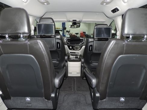 Used 2024 Chrysler Pacifica Touring-L AWD image 31