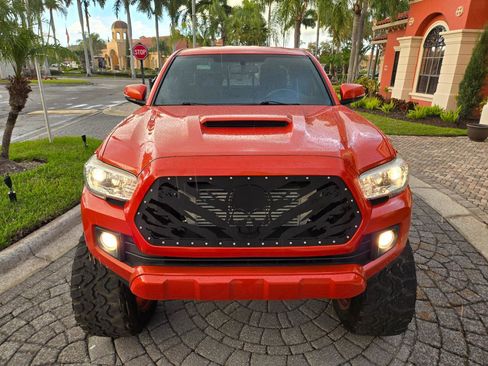 Used 2017 Toyota Tacoma TRD Sport image 6