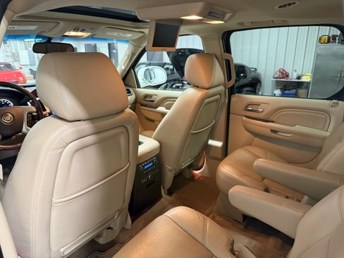 Used 2014 Cadillac Escalade ESV 2WD Premium image 16
