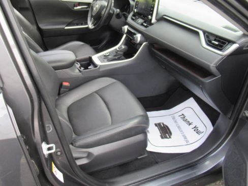 Used 2019 Toyota RAV4 Limited image 16