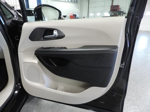 Used 2024 Chrysler Pacifica Touring-L AWD image 23