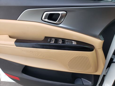 Used 2023 Kia Carnival LX image 12