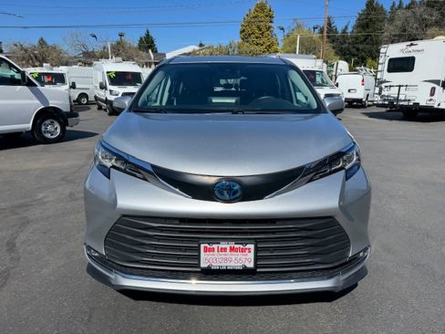 Used 2022 Toyota Sienna XLE image 23