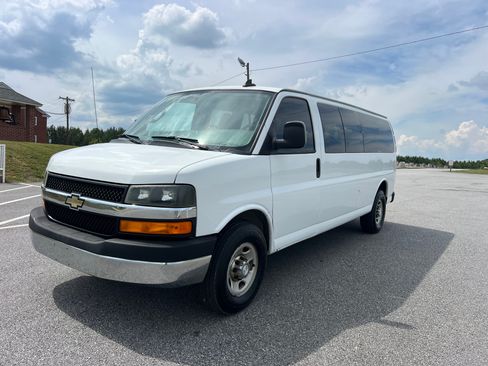 Used 2017 Chevrolet Express 3500 LT Extended Passenger RWD image 3