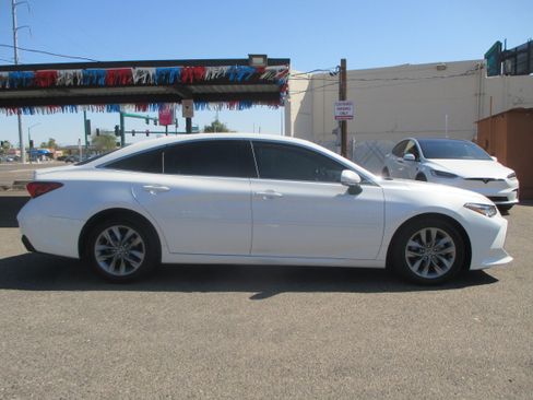 Used 2020 Toyota Avalon XLE image 2