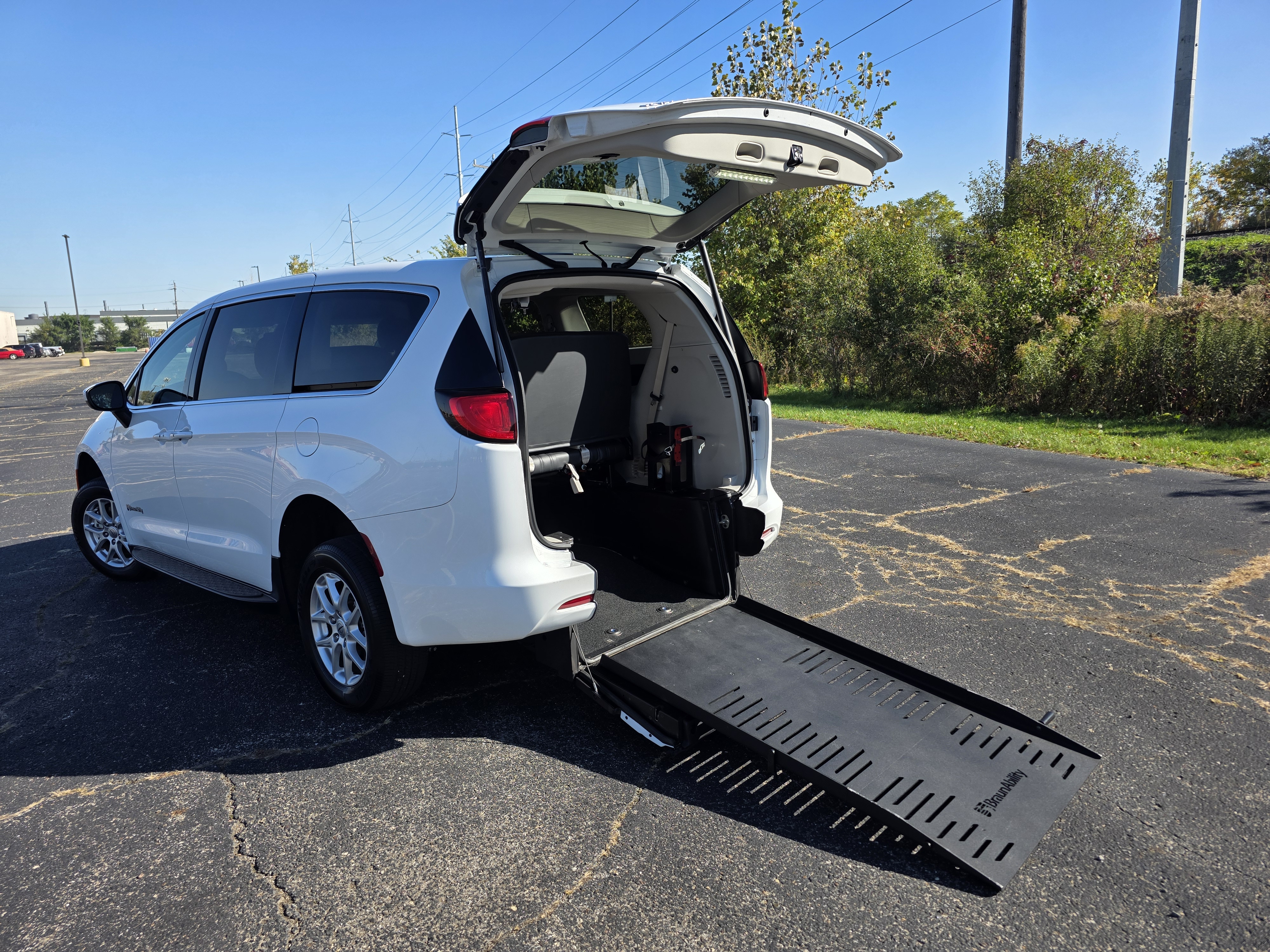 Used 2022 Chrysler Voyager LX FWD image 2