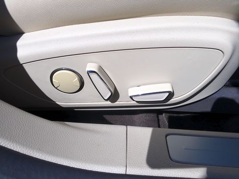 Used 2015 Lincoln MKZ image 36