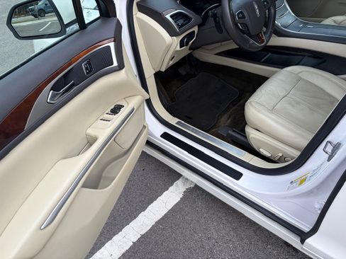 Used 2015 Lincoln MKZ Reserve image 10